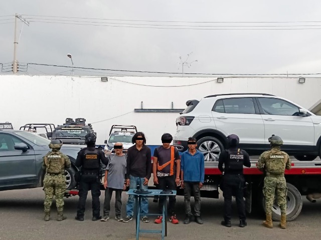 Durante un operativo interinstitucional en la zona norte de la capital poblana, las fuerzas de seguridad y autoridades ministeriales detuvieron a cuatro hombres presuntamente dedicados al robo de vehículo.
