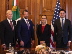 La presidenta de México, Claudia Sheinbaum Pardo, informó que sostuvo una reunión en Palacio Nacional con el secretario del Departamento de Seguridad Interior de Estados Unidos, Markwayne Mullin