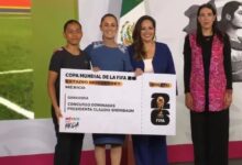 En un emotivo encuentro celebrado durante "La Mañanera del Pueblo", la presidenta de México, Claudia Sheinbaum Pardo, hizo entrega oficial del boleto 001 para el partido inaugural de la Copa Mundial de la FIFA 2026 a Yolett Cervantes Cuaquehua