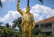Una enorme estatua dorada del expresidente Donald Trump, instalada recientemente en su campo de golf de Miami, ha desatado un intenso debate en redes sociales. El pastor Mark Burns, aliado cercano del mandatario