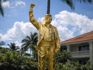 Una enorme estatua dorada del expresidente Donald Trump, instalada recientemente en su campo de golf de Miami, ha desatado un intenso debate en redes sociales. El pastor Mark Burns, aliado cercano del mandatario