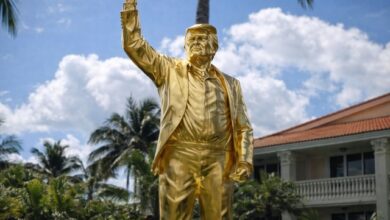 Una enorme estatua dorada del expresidente Donald Trump, instalada recientemente en su campo de golf de Miami, ha desatado un intenso debate en redes sociales. El pastor Mark Burns, aliado cercano del mandatario