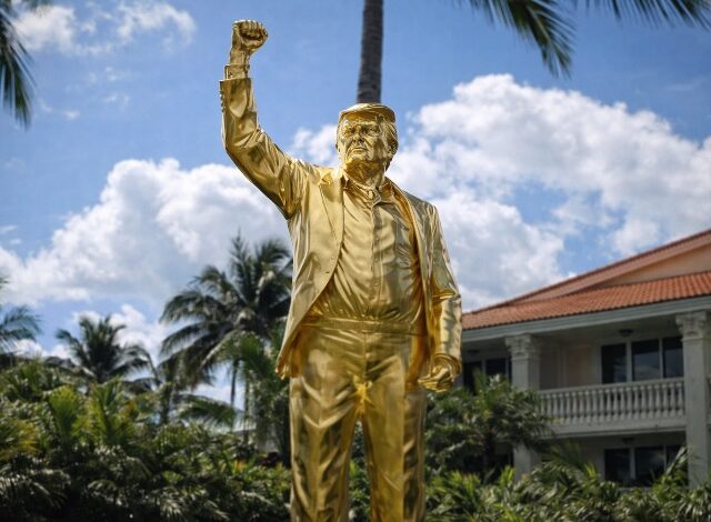 Una enorme estatua dorada del expresidente Donald Trump, instalada recientemente en su campo de golf de Miami, ha desatado un intenso debate en redes sociales. El pastor Mark Burns, aliado cercano del mandatario