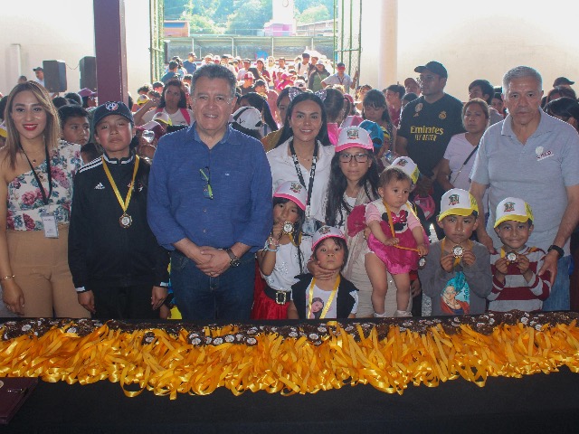 La presidenta municipal de Zacatlán, Bety Sánchez, encabezó un gran festejo por el Día de la Niña y el Niño, donde más de 750 menores disfrutaron de actividades físicas