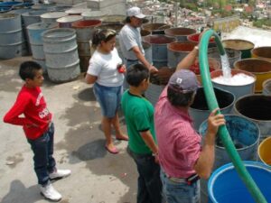 El acceso continuo y diario al agua potable se ha convertido en un privilegio para pocos en el estado de Puebla, y de manera crítica en su zona metropolitana.