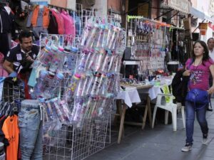 Luego de que vendedores ambulantes abarrotaran las principales calles del Centro Histórico con la venta de productos alusivos al Mundial, el secretario de Gobernación Municipal de Puebla, Franco Rodríguez