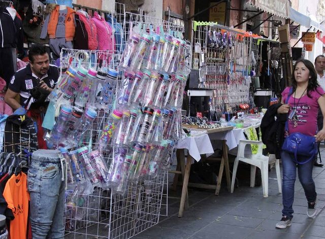 Luego de que vendedores ambulantes abarrotaran las principales calles del Centro Histórico con la venta de productos alusivos al Mundial, el secretario de Gobernación Municipal de Puebla, Franco Rodríguez