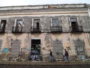 El Ayuntamiento de Puebla ha emitido una decena de avisos de riesgo a igual número de propietarios de casonas antiguas ubicadas en el primer cuadro del Centro Histórico de la ciudad. El objetivo de estas notificaciones es que los dueños se ocupen de dar mantenimiento a los inmuebles y se evite el colapso de las estructuras.