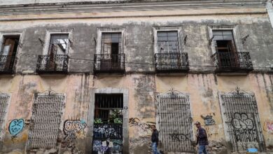 El Ayuntamiento de Puebla ha emitido una decena de avisos de riesgo a igual número de propietarios de casonas antiguas ubicadas en el primer cuadro del Centro Histórico de la ciudad. El objetivo de estas notificaciones es que los dueños se ocupen de dar mantenimiento a los inmuebles y se evite el colapso de las estructuras.