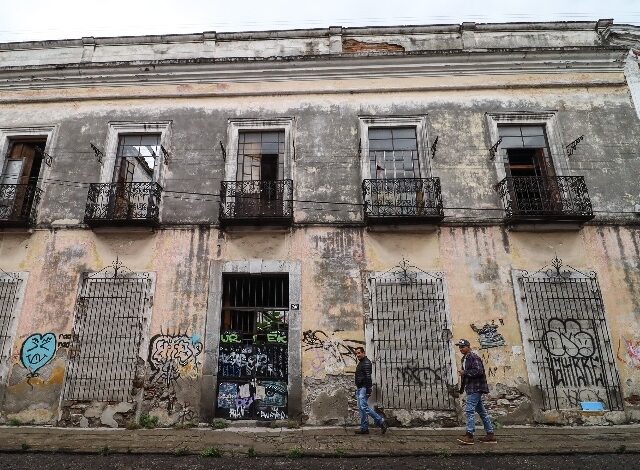 El Ayuntamiento de Puebla ha emitido una decena de avisos de riesgo a igual número de propietarios de casonas antiguas ubicadas en el primer cuadro del Centro Histórico de la ciudad. El objetivo de estas notificaciones es que los dueños se ocupen de dar mantenimiento a los inmuebles y se evite el colapso de las estructuras.
