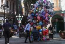 Globeros instalados en el Centro Histórico de Puebla afirmaron que continuarán trabajando en la vía pública, ya que cuentan con amparos vigentes desde 1998