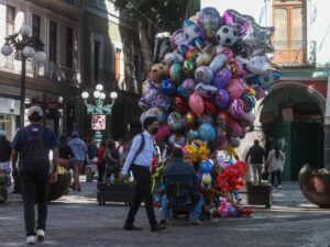 Globeros instalados en el Centro Histórico de Puebla afirmaron que continuarán trabajando en la vía pública, ya que cuentan con amparos vigentes desde 1998