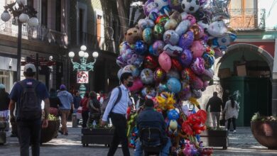 Globeros instalados en el Centro Histórico de Puebla afirmaron que continuarán trabajando en la vía pública, ya que cuentan con amparos vigentes desde 1998