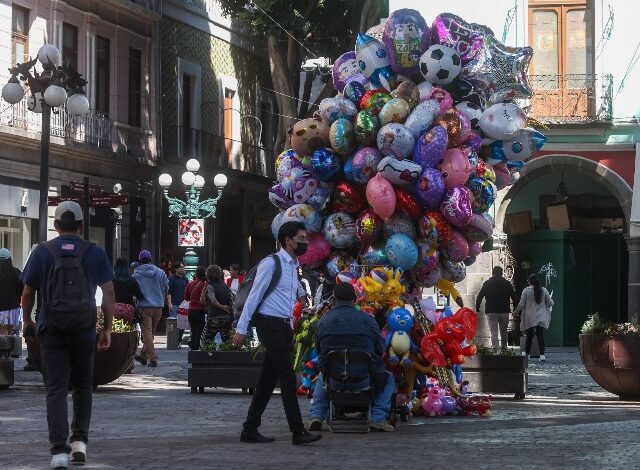 Globeros instalados en el Centro Histórico de Puebla afirmaron que continuarán trabajando en la vía pública, ya que cuentan con amparos vigentes desde 1998