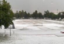 Las intensas lluvias acompañadas de una fuerte caída de granizo registradas esta tarde en la zona de los estadios provocaron una importante acumulación de hielo en diversas instalaciones deportivas.