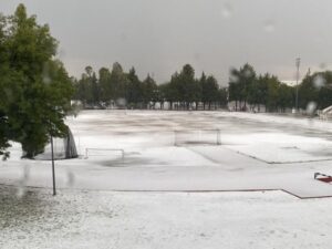 Las intensas lluvias acompañadas de una fuerte caída de granizo registradas esta tarde en la zona de los estadios provocaron una importante acumulación de hielo en diversas instalaciones deportivas.