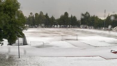 Las intensas lluvias acompañadas de una fuerte caída de granizo registradas esta tarde en la zona de los estadios provocaron una importante acumulación de hielo en diversas instalaciones deportivas.