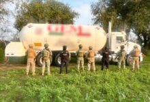 Durante un recorrido de vigilancia para combatir el robo de hidrocarburo en la entidad, la Secretaría de Seguridad Pública (SSP), con apoyo de la Secretaría de Marina (SEMAR) y el área de Seguridad Física de PEMEX, detuvo en flagrancia a un hombre que realizaba la extracción ilegal de combustible.