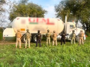 Durante un recorrido de vigilancia para combatir el robo de hidrocarburo en la entidad, la Secretaría de Seguridad Pública (SSP), con apoyo de la Secretaría de Marina (SEMAR) y el área de Seguridad Física de PEMEX, detuvo en flagrancia a un hombre que realizaba la extracción ilegal de combustible.