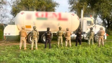 Durante un recorrido de vigilancia para combatir el robo de hidrocarburo en la entidad, la Secretaría de Seguridad Pública (SSP), con apoyo de la Secretaría de Marina (SEMAR) y el área de Seguridad Física de PEMEX, detuvo en flagrancia a un hombre que realizaba la extracción ilegal de combustible.