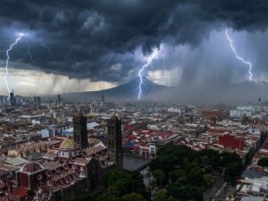 Ante la temporada de lluvias, el Ayuntamiento de Puebla y el Comité de Fenómenos Hidrometeorológicos Tláloc emitieron un diagnóstico de seguridad que identifica 59 puntos críticos de inundación en la capital poblana.