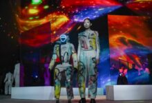La industria de la moda ha dado un salto definitivo hacia el futuro. En un evento que desafía los límites entre la tecnología y el diseño, un desfile de moda celebrado este jueves en Seúl, Corea del Sur