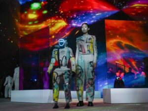 La industria de la moda ha dado un salto definitivo hacia el futuro. En un evento que desafía los límites entre la tecnología y el diseño, un desfile de moda celebrado este jueves en Seúl, Corea del Sur