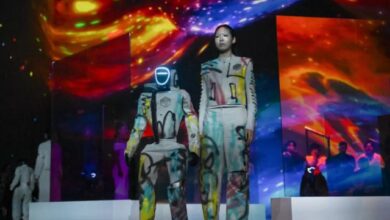 La industria de la moda ha dado un salto definitivo hacia el futuro. En un evento que desafía los límites entre la tecnología y el diseño, un desfile de moda celebrado este jueves en Seúl, Corea del Sur