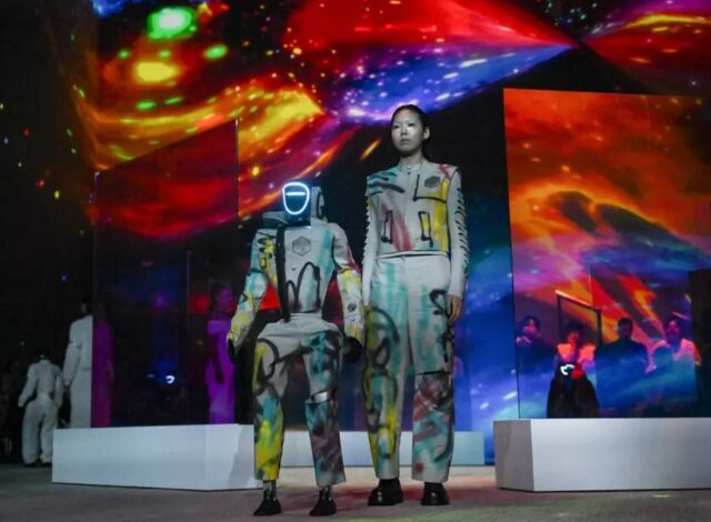 La industria de la moda ha dado un salto definitivo hacia el futuro. En un evento que desafía los límites entre la tecnología y el diseño, un desfile de moda celebrado este jueves en Seúl, Corea del Sur