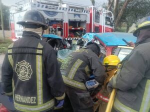 Un taxista perdió la vida prensado al interior de su unidad tras impactarse contra la parte trasera de un camión de carga en la carretera Amozoc–Oriental