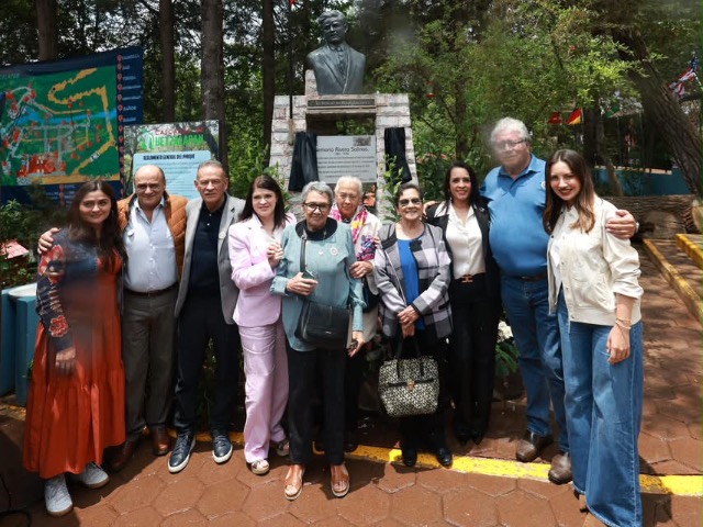 En el marco de la conmemoración de los 96 años de la Cooperativa de Luz y Fuerza Motriz de Chignahuapan, la presidenta municipal de Zacatlán, Bety Sánchez, destacó las acciones de ordenamiento y dignificación que su administración ha implementado en los accesos y áreas comerciales de los principales ecoparques de la región.