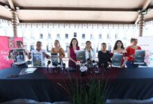 La presidenta municipal Bety Sánchez, acompañada de jueces de paz y comités organizadores, presentó las carteleras oficiales de las fiestas patronales que se celebrarán durante el mes de mayo en diversas comunidades de Zacatlán.