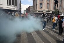 Elementos de la policía de México impidieron con gases lacrimógenos que una protesta de maestros disidentes ingresara este lunes a la plaza principal de la capital. El objetivo de la movilización era llegar al Zócalo, sitio donde actualmente se levanta el 'fan fest' oficial para el Mundial 2026.
