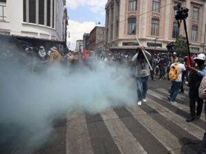 Elementos de la policía de México impidieron con gases lacrimógenos que una protesta de maestros disidentes ingresara este lunes a la plaza principal de la capital. El objetivo de la movilización era llegar al Zócalo, sitio donde actualmente se levanta el 'fan fest' oficial para el Mundial 2026.