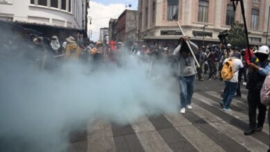 Elementos de la policía de México impidieron con gases lacrimógenos que una protesta de maestros disidentes ingresara este lunes a la plaza principal de la capital. El objetivo de la movilización era llegar al Zócalo, sitio donde actualmente se levanta el 'fan fest' oficial para el Mundial 2026.