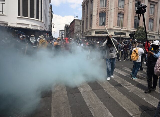 Elementos de la policía de México impidieron con gases lacrimógenos que una protesta de maestros disidentes ingresara este lunes a la plaza principal de la capital. El objetivo de la movilización era llegar al Zócalo, sitio donde actualmente se levanta el 'fan fest' oficial para el Mundial 2026.
