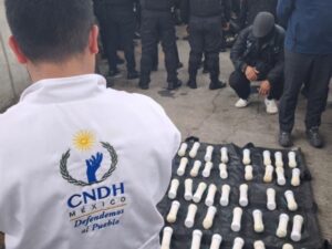La Secretaría de Gobernación (Segob) confirmó de manera oficial el hallazgo y aseguramiento de una caja con 59 artefactos explosivos caseros en el interior de uno de los autobuses que trasladaba a presuntos estudiantes y maestros hacia la Ciudad de México