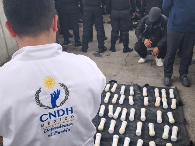La Secretaría de Gobernación (Segob) confirmó de manera oficial el hallazgo y aseguramiento de una caja con 59 artefactos explosivos caseros en el interior de uno de los autobuses que trasladaba a presuntos estudiantes y maestros hacia la Ciudad de México