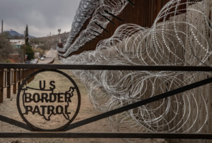 El gobierno de Estados Unidos prevé concluir la construcción del muro fronterizo con México a finales de 2027, cumpliendo así una de las promesas de campaña más emblemáticas de Donald Trump.