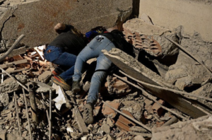 La cifra oficial de víctimas mortales tras los dos potentes terremotos que sacudieron el norte de Venezuela el miércoles ha ascendido a al menos 235 muertos y más de 4,300 heridos