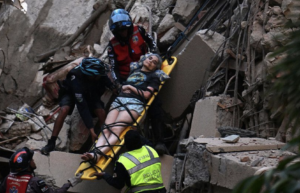 La cifra oficial de víctimas mortales tras los dos potentes terremotos que sacudieron el norte de Venezuela el miércoles ha ascendido a al menos 235 muertos y más de 4,300 heridos