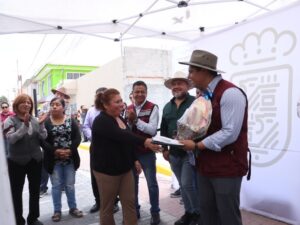 El presidente municipal, Omar Muñoz, encabezó la entrega de la obra de pavimentación con adoquín, banquetas y alumbrado público de la calle Xaltipan, en la junta auxiliar de Sanctorum