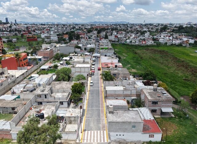 El presidente municipal, Omar Muñoz, encabezó la entrega de la obra de pavimentación con adoquín, banquetas y alumbrado público de la calle Xaltipan, en la junta auxiliar de Sanctorum