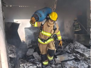 Una explosión por fuga de gas dejó a tres personas heridas de gravedad en una vivienda de Geovillas del Sur, fraccionamiento ubicado al sur de la capital poblana.
