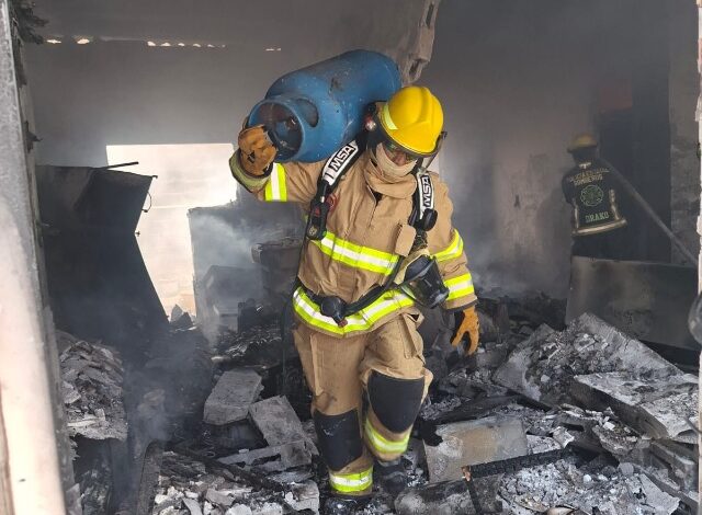 Una explosión por fuga de gas dejó a tres personas heridas de gravedad en una vivienda de Geovillas del Sur, fraccionamiento ubicado al sur de la capital poblana.