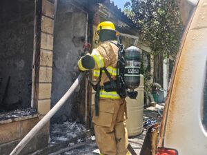 Una explosión por fuga de gas dejó a tres personas heridas de gravedad en una vivienda de Geovillas del Sur, fraccionamiento ubicado al sur de la capital poblana.