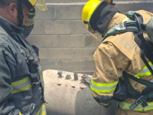 Una explosión por fuga de gas dejó a tres personas heridas de gravedad en una vivienda de Geovillas del Sur, fraccionamiento ubicado al sur de la capital poblana.