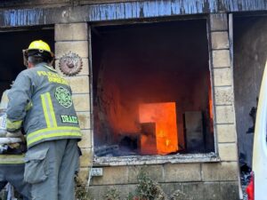 Una explosión por fuga de gas dejó a tres personas heridas de gravedad en una vivienda de Geovillas del Sur, fraccionamiento ubicado al sur de la capital poblana.