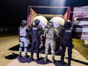 Elementos de la Secretaría de Seguridad Pública (SSP), en coordinación con la Secretaría de Marina (SEMAR) y la Guardia Nacional (GN), realizaron dos operativos simultáneos en este municipio, logrando el aseguramiento de vehículos y combustible de dudosa procedencia, así como la detención de una persona.