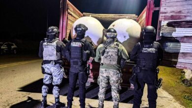 Elementos de la Secretaría de Seguridad Pública (SSP), en coordinación con la Secretaría de Marina (SEMAR) y la Guardia Nacional (GN), realizaron dos operativos simultáneos en este municipio, logrando el aseguramiento de vehículos y combustible de dudosa procedencia, así como la detención de una persona.